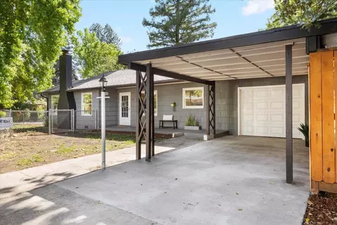 815 NW Elm St, Grants Pass, OR 97526