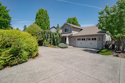 3752 Cherry Ln, Medford, OR 97504