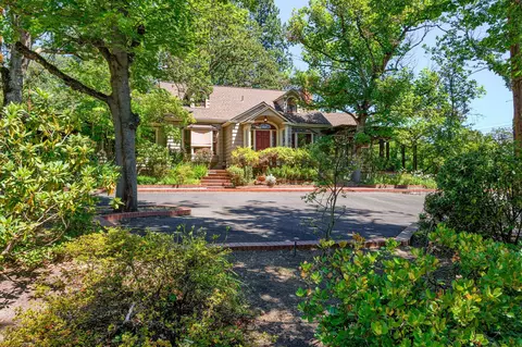 232 Valley View Dr, Medford, OR 97504