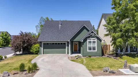 1685 NW Larch Ave, Redmond, OR 97756
