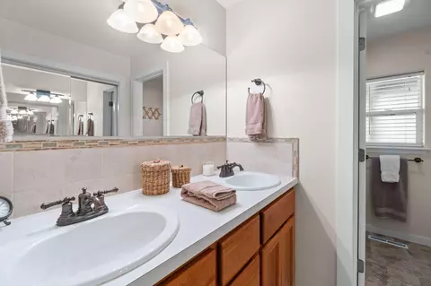 Bath - 65922 And 65926 Waldron Trl, Bend, OR 97703 photo 7 of 8