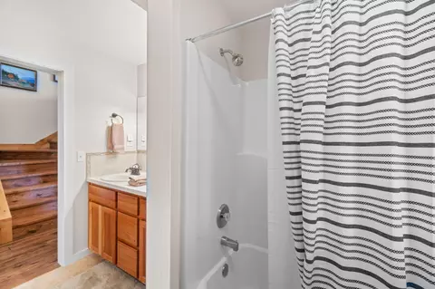 Bath - 65922 And 65926 Waldron Trl, Bend, OR 97703 photo 6 of 8