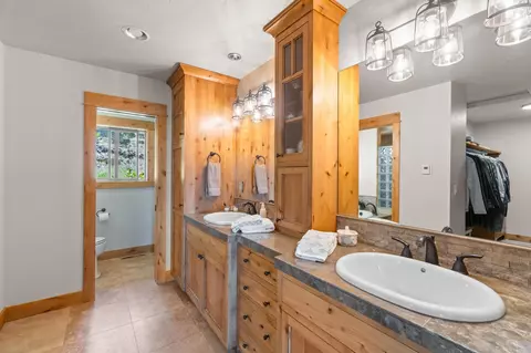 Bath - 65922 And 65926 Waldron Trl, Bend, OR 97703 photo 3 of 8
