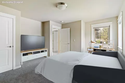 Bedroom - 60362 Hedgewood Ln, Bend, OR 97702 photo 8 of 8