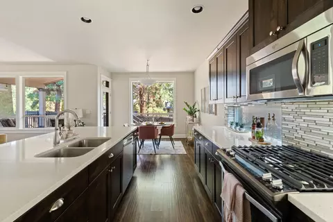 Kitchen - 60362 Hedgewood Ln, Bend, OR 97702 photo 5 of 8