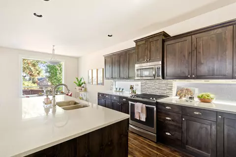 Kitchen - 60362 Hedgewood Ln, Bend, OR 97702 photo 4 of 8