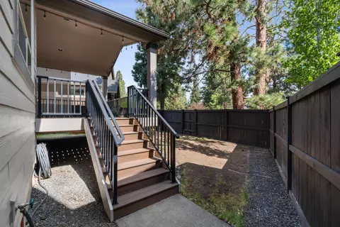 Exterior - 60362 Hedgewood Ln, Bend, OR 97702 photo 4 of 15