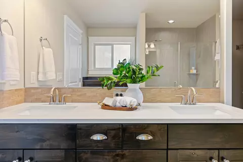 Bath - 60362 Hedgewood Ln, Bend, OR 97702 photo 1 of 5