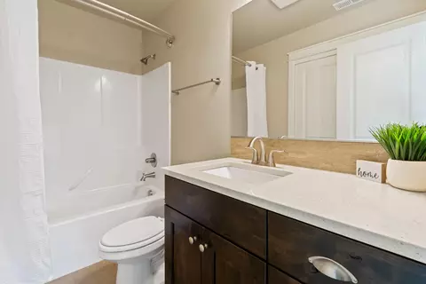 Bath - 60362 Hedgewood Ln, Bend, OR 97702 photo 4 of 5