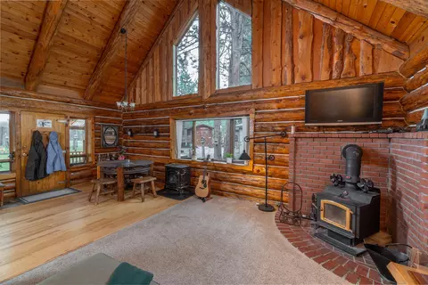 Living - 52462 Ammon Rd, La Pine, OR 97739 photo 1 of 2