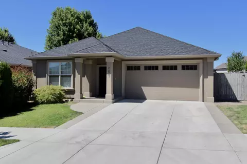 3827 Creek Mont Dr, Medford, OR 97504