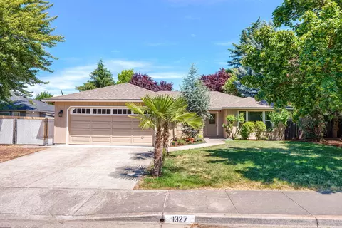 1327 Dixie Ln, Medford, OR 97501
