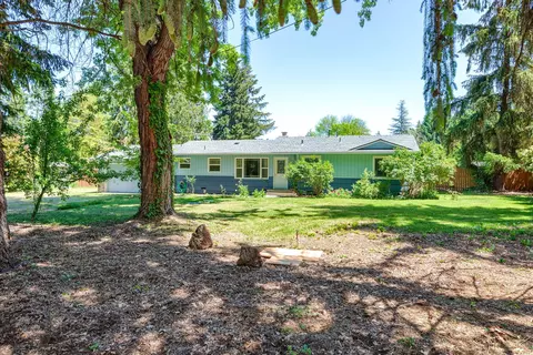 2757 Syringa Dr, Medford, OR 97501