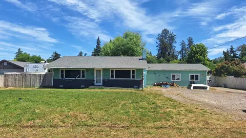 4102 Grant Rd, Central Point, OR 97502