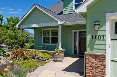 1101 Lithia Way, Talent, OR 97540