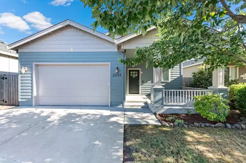 2538 Agate Meadows Dr, White City, OR 97503