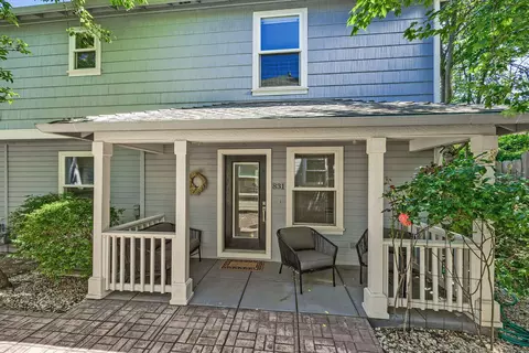 831 Blackberry Ln, Ashland, OR 97520