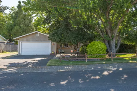 374 Grandview Ln, Grants Pass, OR 97527