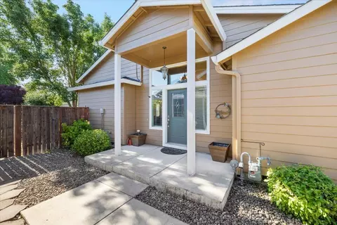 308 Live Oak Loop, Central Point, OR 97502 photo 2