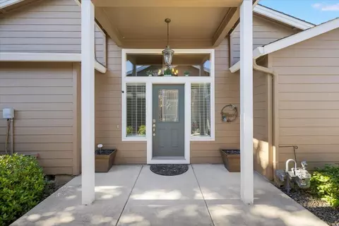 308 Live Oak Loop, Central Point, OR 97502
