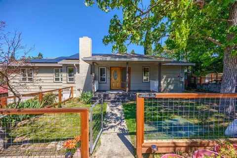 384 Kearney St, Ashland, OR 97520