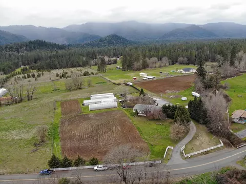 1205 Pine Grove Rd, Rogue River, OR 97537