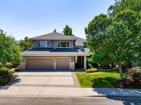 2466 Meadow Creek Dr, Medford, OR 97504