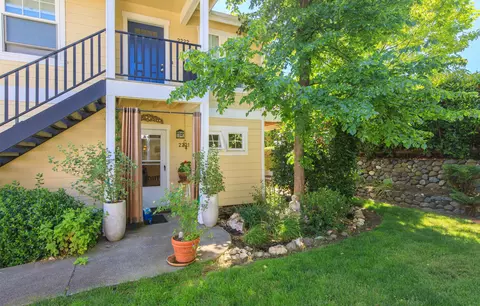 2221 Mccall Dr, Ashland, OR 97520