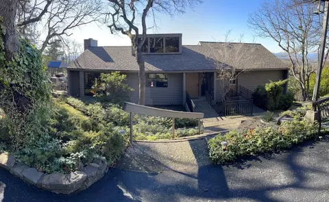 40 High Oak Dr, Medford, OR 97504