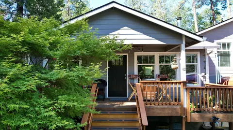 24 Pine St, Shady Cove, OR 97539