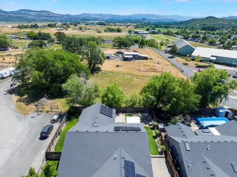 1070 Havenwood Dr, Eagle Point, OR 97524 photo 3