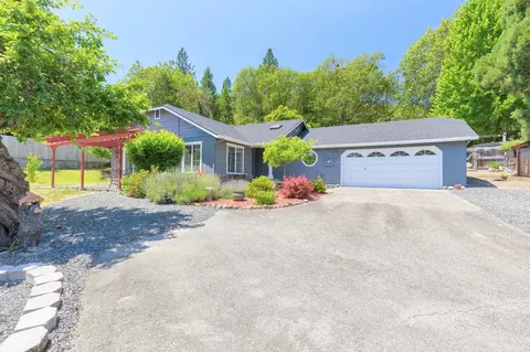 411 NW Pleasant View Dr, Grants Pass, OR 97526