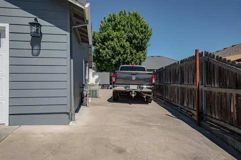 976 Jessica Ct, Eagle Point, OR 97524 photo 3