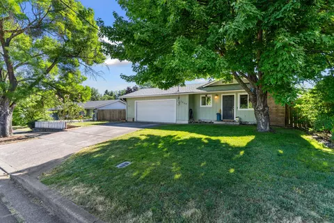 1050 Wabash Ave, Medford, OR 97504