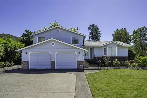 714 Pine St, Rogue River, OR 97537