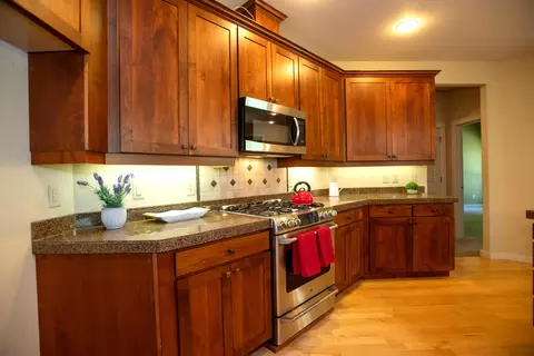 Kitchen - 19492 Sugar Mill Loop, Bend, OR 97702 photo 3 of 4