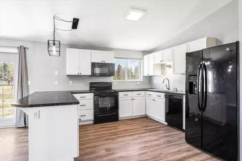 Kitchen - 145304 Gait Ct, La Pine, OR 97739 photo 4 of 5