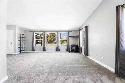 Living - 145304 Gait Ct, La Pine, OR 97739 photo 4 of 7