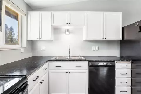 Kitchen - 145304 Gait Ct, La Pine, OR 97739 photo 2 of 5