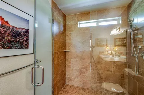 Bath - 60604 Woodside Rd, Bend, OR 97702 photo 4 of 7