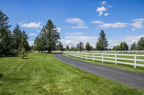 Exterior - 60604 Woodside Rd, Bend, OR 97702 photo 36 of 42