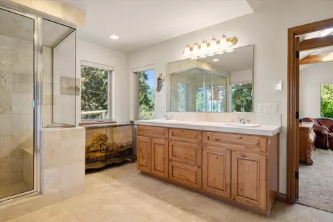Bath - 60604 Woodside Rd, Bend, OR 97702 photo 2 of 7