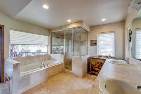 Bath - 60604 Woodside Rd, Bend, OR 97702 photo 3 of 7