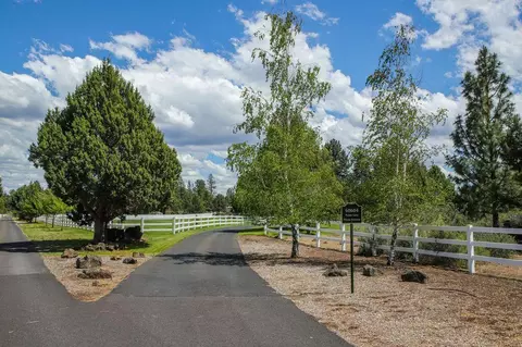 Exterior - 60604 Woodside Rd, Bend, OR 97702 photo 4 of 42