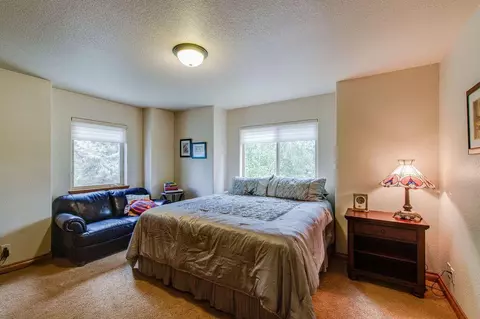 Bedroom - 60604 Woodside Rd, Bend, OR 97702 photo 6 of 9
