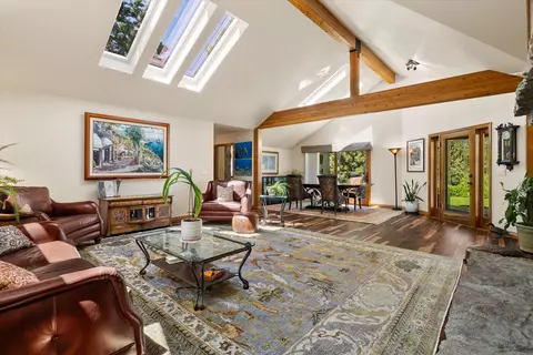 Living - 60604 Woodside Rd, Bend, OR 97702 photo 2 of 4