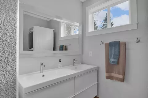 Bath - 1663 NW 3rd St, Bend, OR 97703 photo 3 of 3