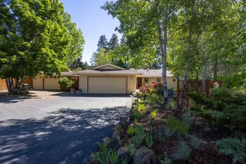 60626 Newcastle Dr, Bend, OR 97702