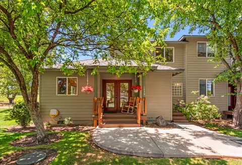1029 Golden Pheasant Dr, Redmond, OR 97756