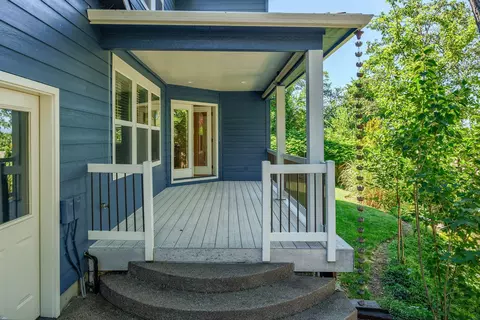 Exterior - 523 Ridgeway Ave, Central Point, OR 97502 photo 10 of 18